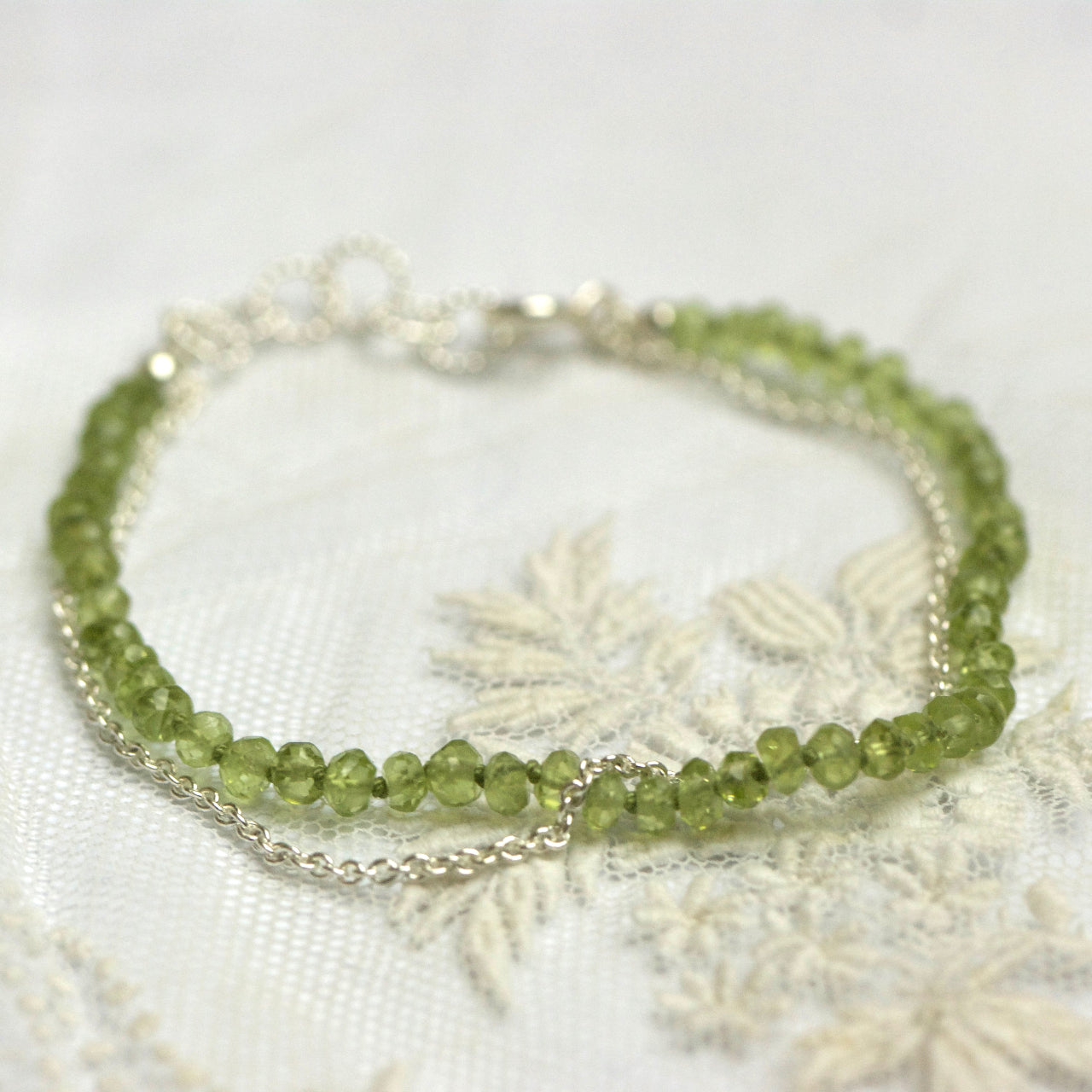 armbandje van zilver en peridot-handgemaakt door Hester Zagt