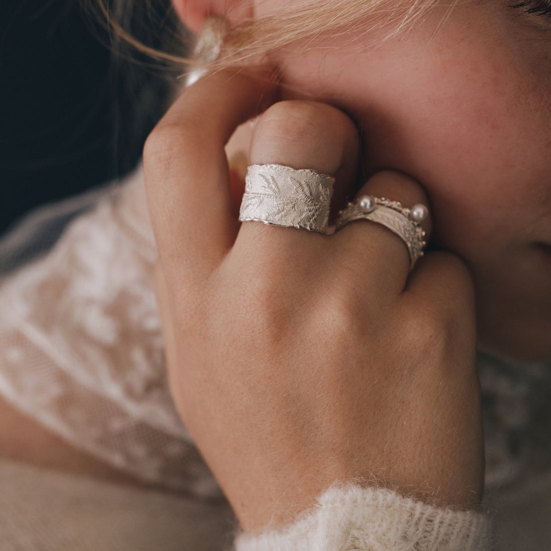 Handgemaakte ring geïnspireerd op kant met een wit zoetwaterpareltje