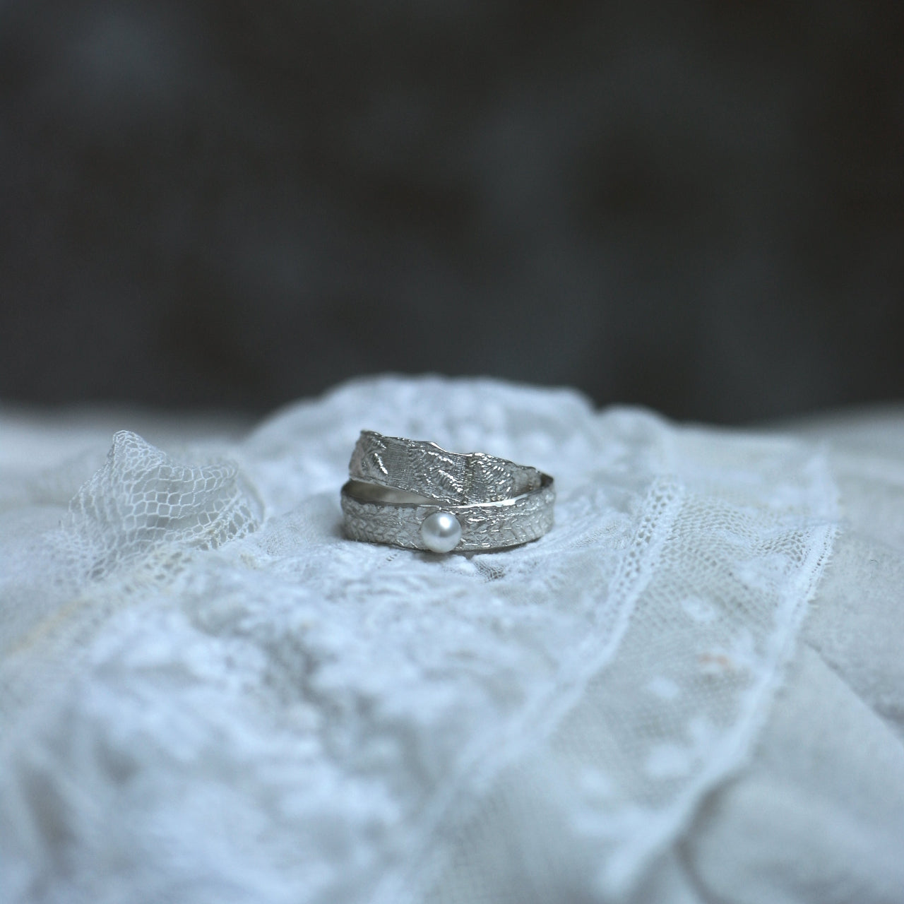zilveren ring geinspireerd op oud kantwerk-Hester Zagt