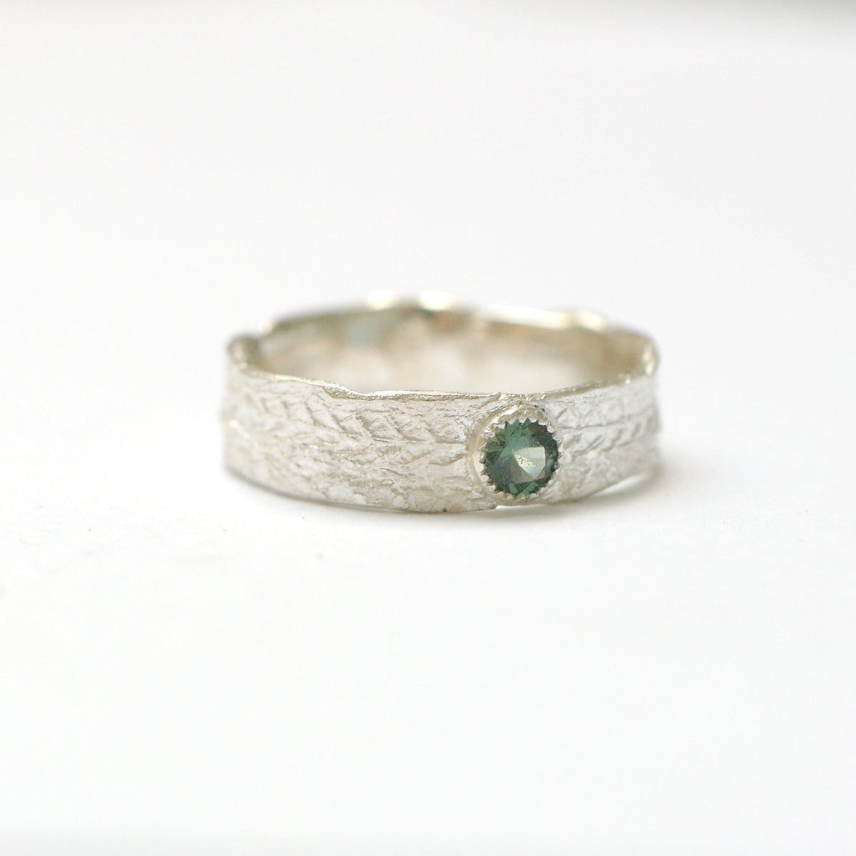 ring geinspireerd op kantwerk met spinel-Hester Zagt