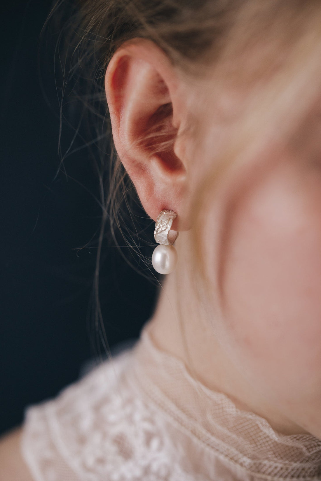 Zilveren oorbellen met parel – geïnspireerd op fijn kantwerk -Hester Zagt x Rijksmuseum