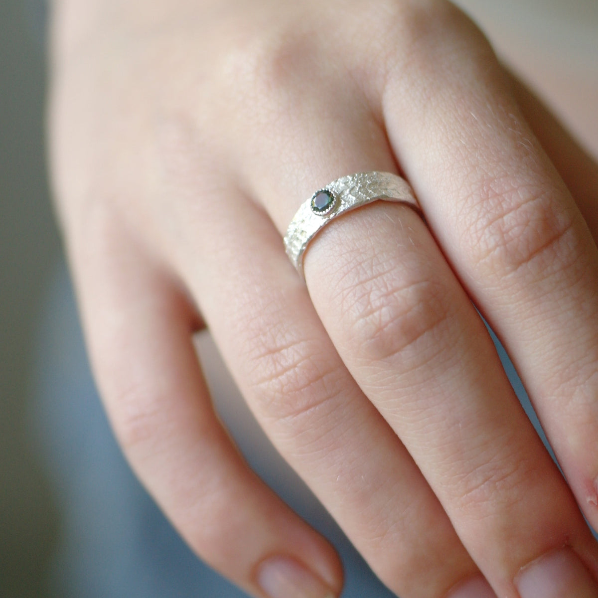 Zilveren ring geinspireed op kantwerk met spinel-Hester Zagt