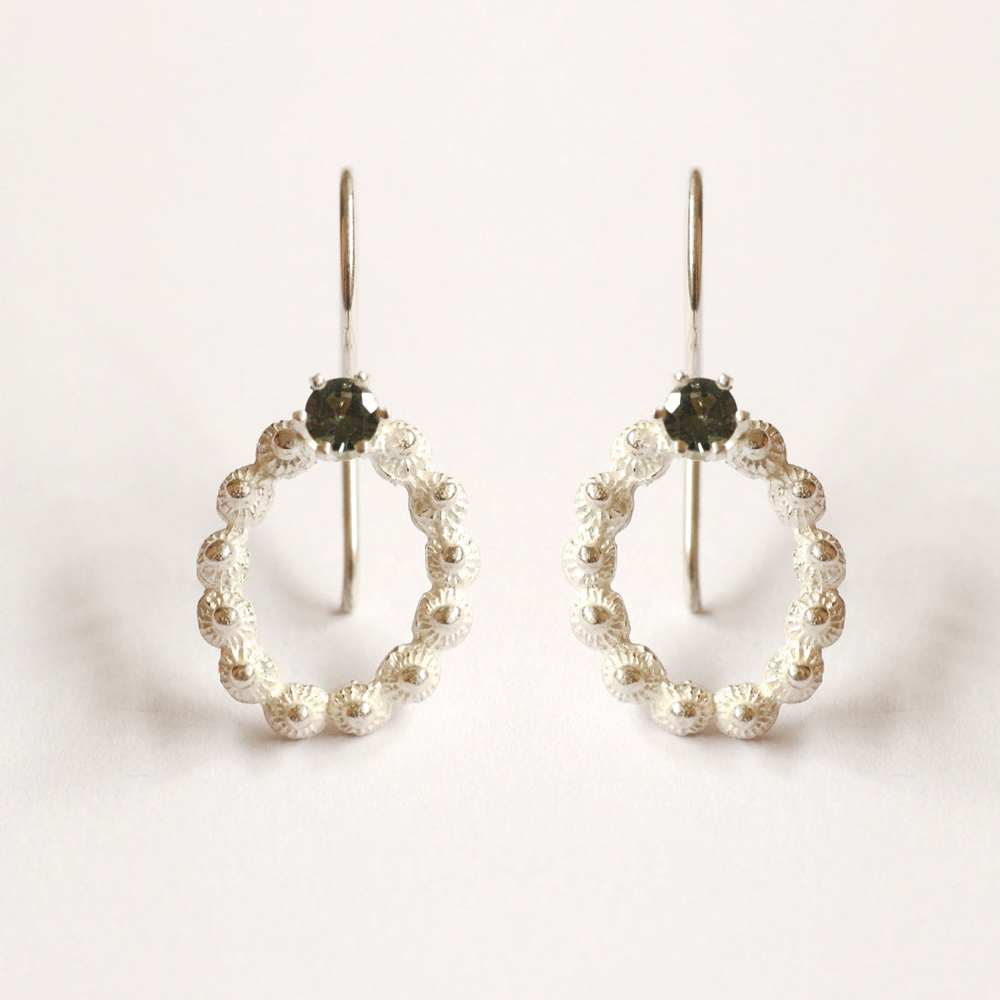 zeeuws ovaal oorbellen groen spinel met oorhaak - Hester Zagt