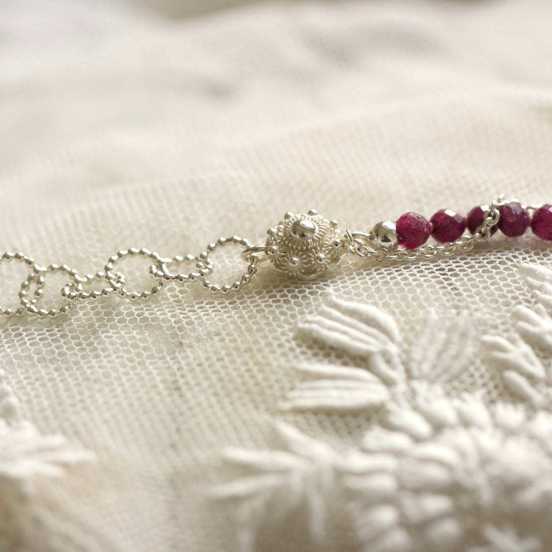 Zeeuwse knoop armband zilver met robijn-Hester Zagt