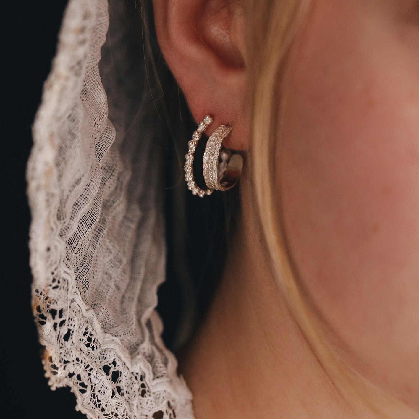 Zilveren ronde oorbel, geïnspireerd op kant, handgemaakt-Hester Zagt