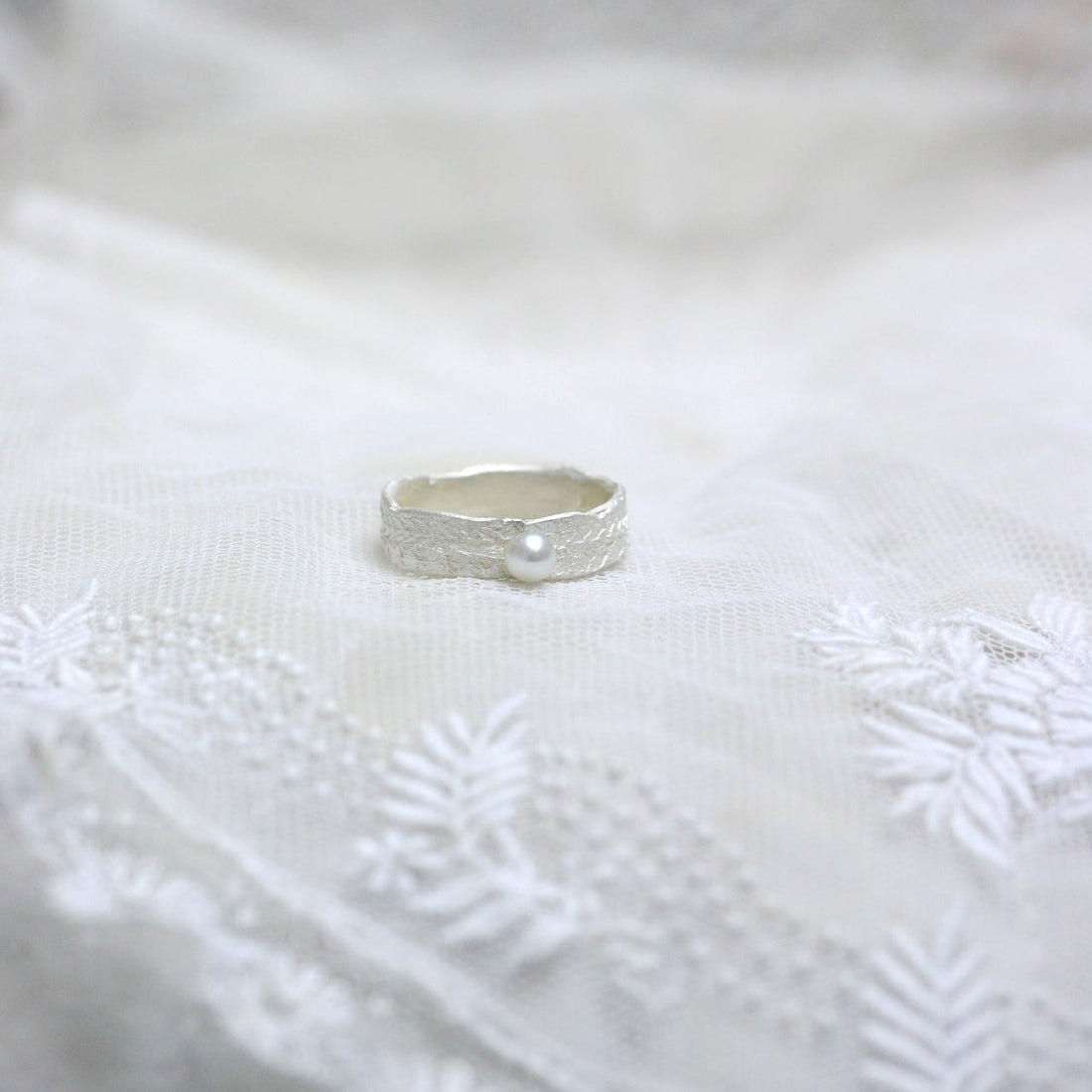 zilveren ring met parel geinspireerd op kant-Hester Zagt