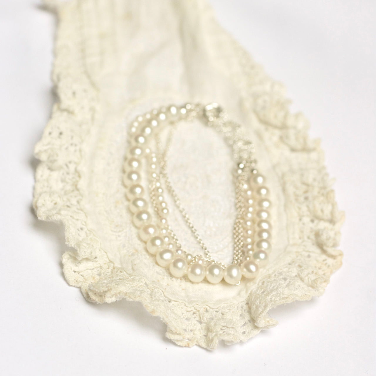 Zilveren armband met witte parels - Hester Zagt