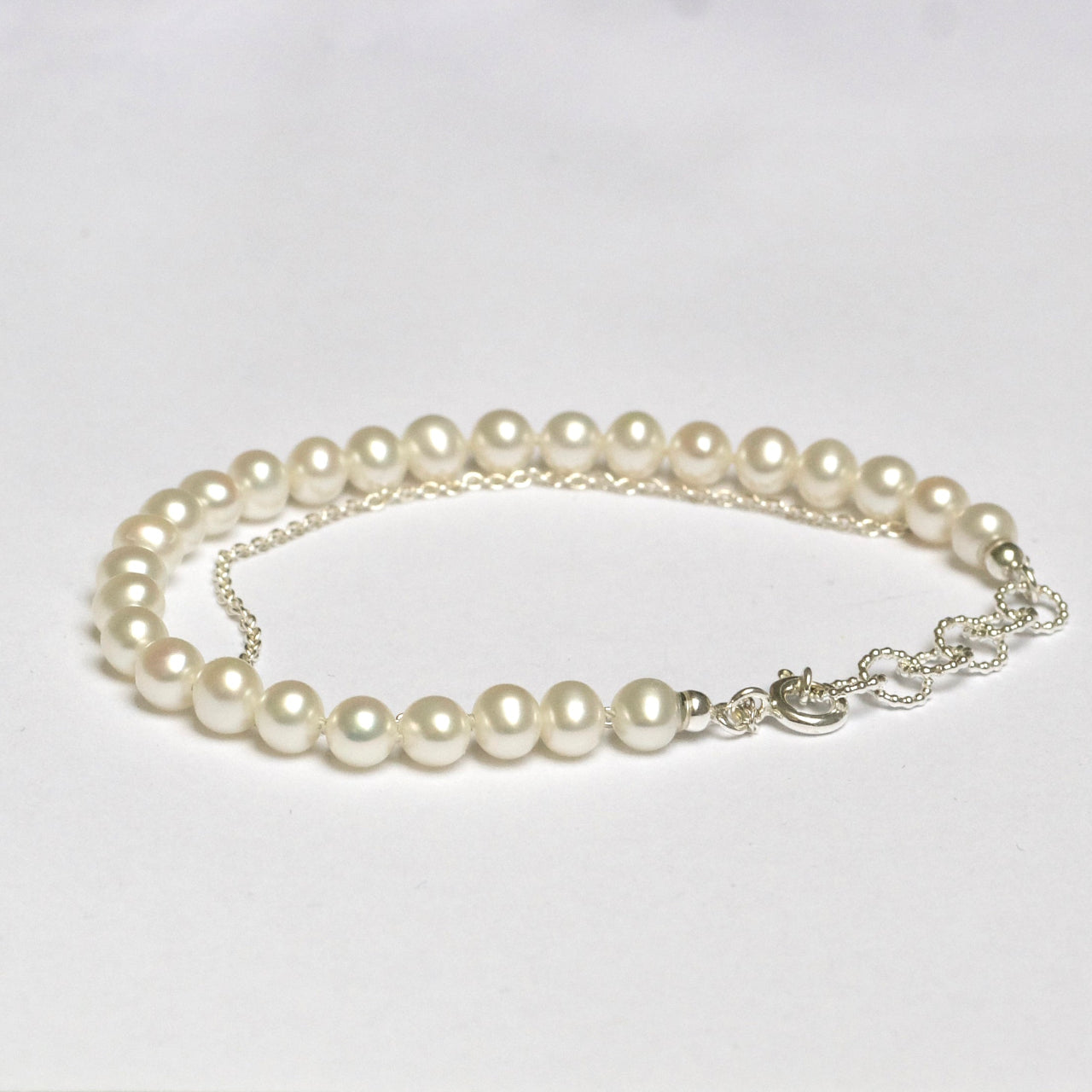 zilveren armband met dikke witte parels - Hester Zagt