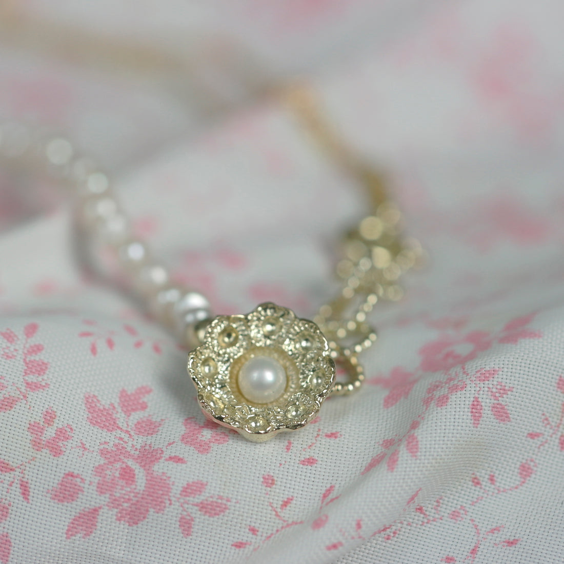 Zeeland knot necklace, gold small ornament with pink pearls