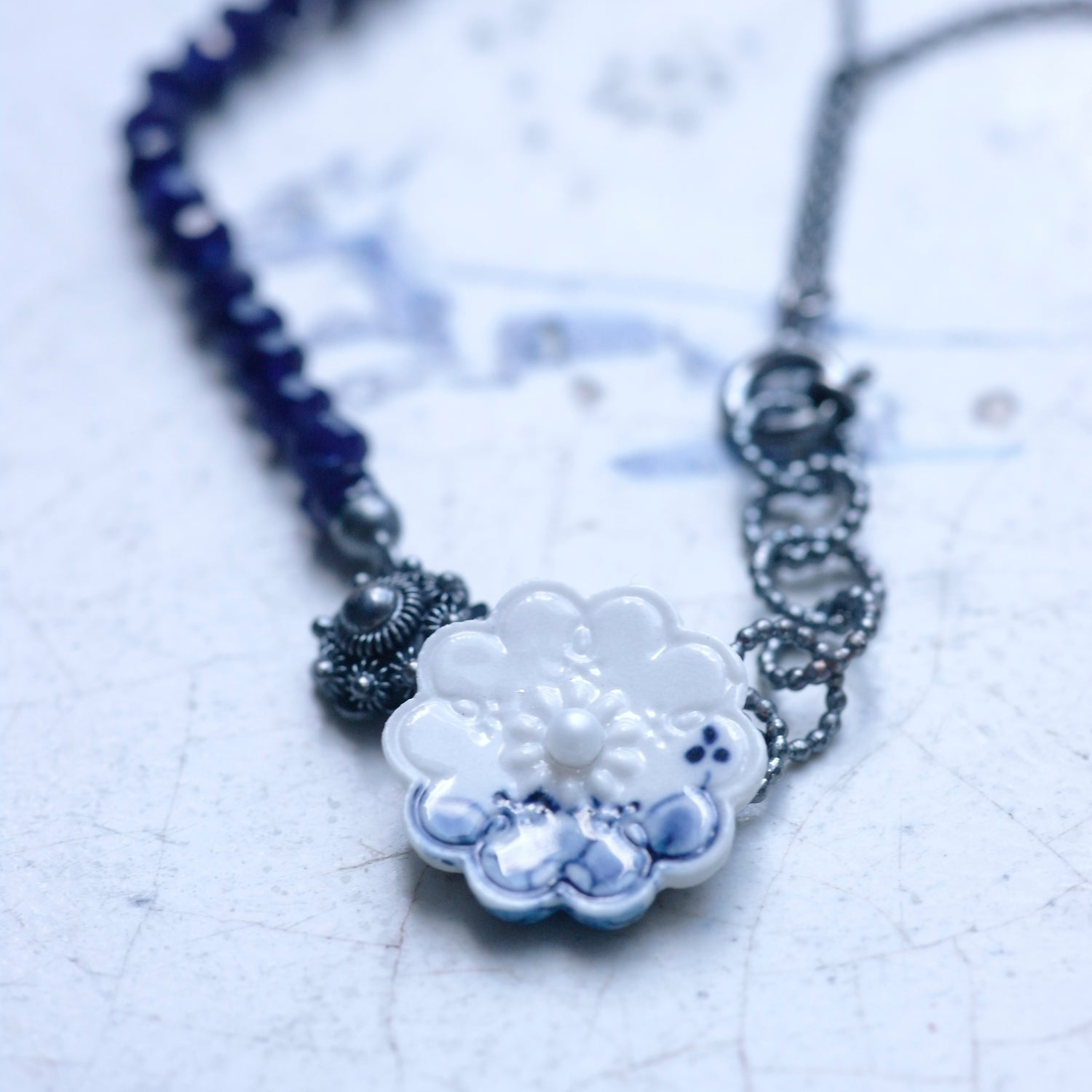 Delfts blauw ketting, handbeschilderd gezwart met sodaliet - Hester Zagt