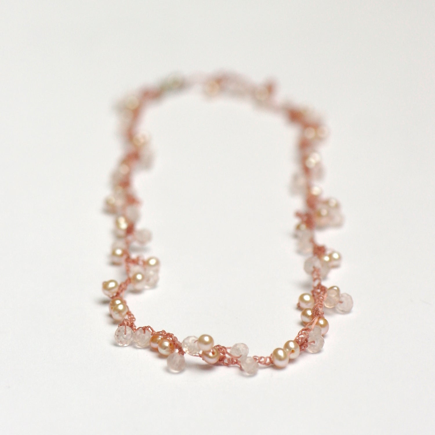 gehaakte ketting met roze parels en rozequartz