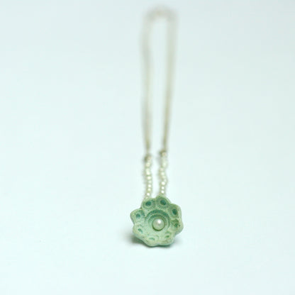 Zeeland button necklace, small ornament with white pearls