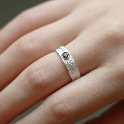 Op kantwerk geïnspireerde ring met spinel-Hester Zagt