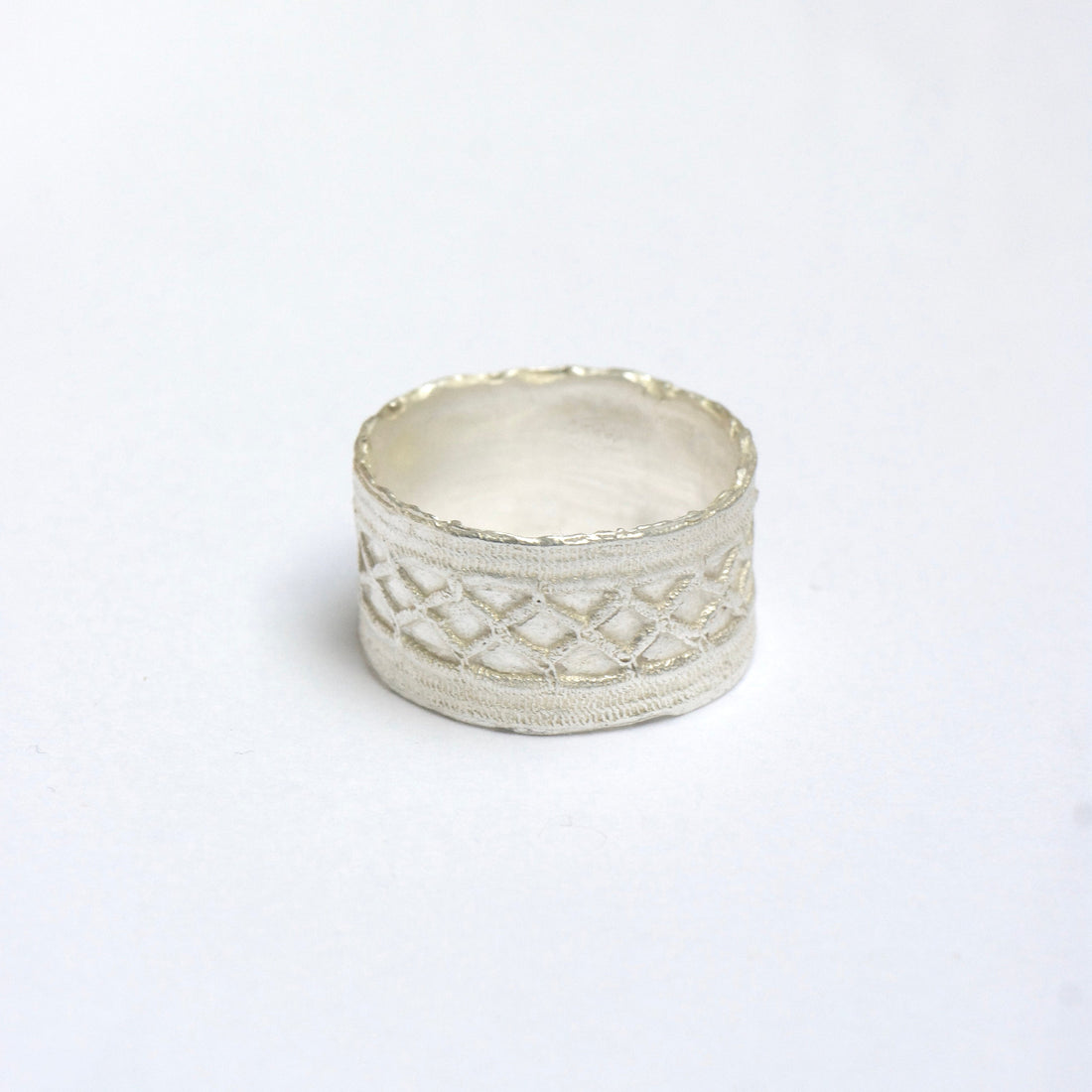 zilveren ring geinspireerd op kantwerk - Hester Zagt