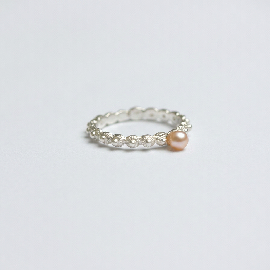 Unique silver sliding ring with pink pearl | Zeeland knot