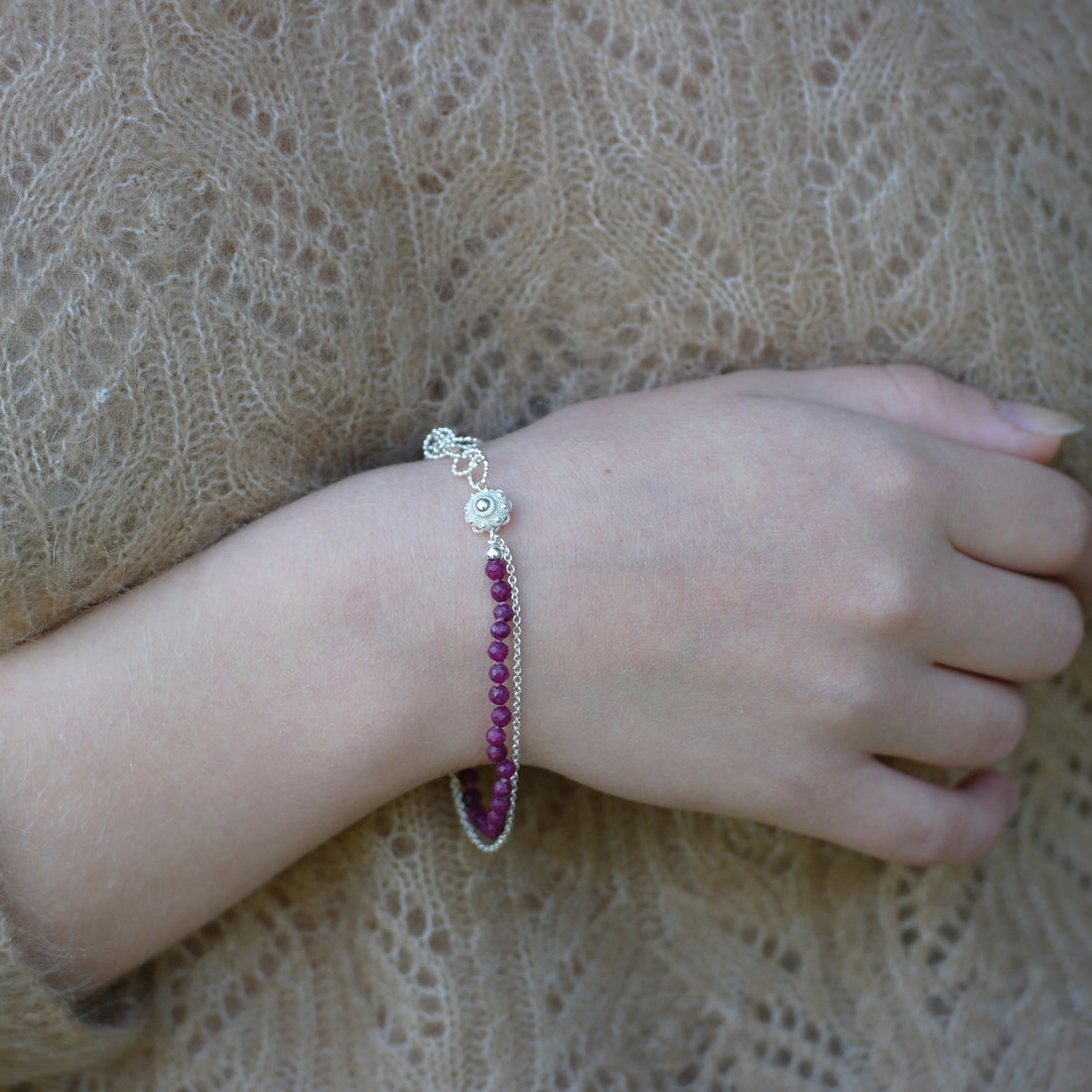 Zeeuwse knoop armband in zilver en robijn-Hester Zagt