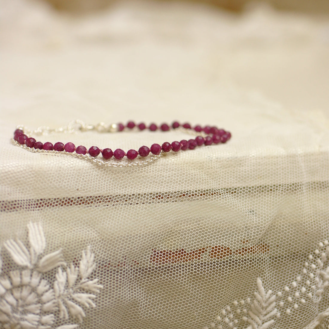 Zilveren armband met robijn-Hester Zagt