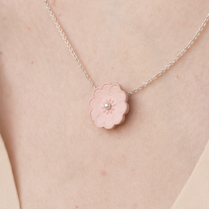 Zilveren ketting met een roze porseleinen bloemetje en een pareltje - Hester ZAgt