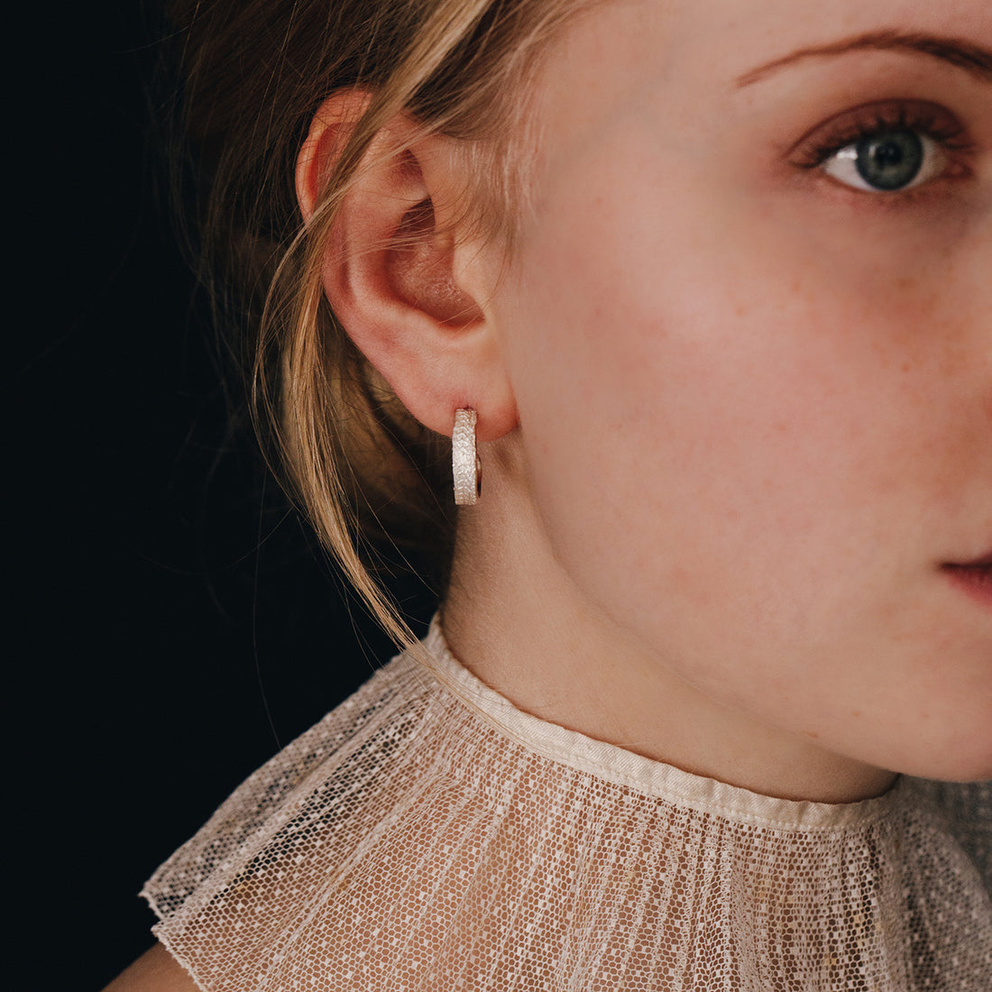 zilveren handgemaakte oorbellen geïnspireerd op kant-Hester Zagt