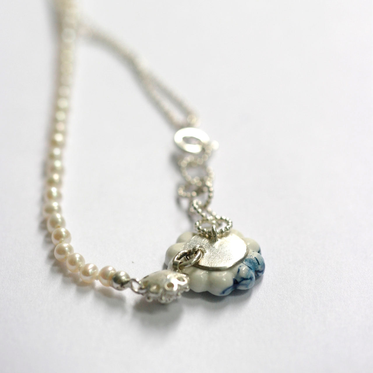 delfts blauw ketting, handbeschilderd met witte parels - Hester Zagt