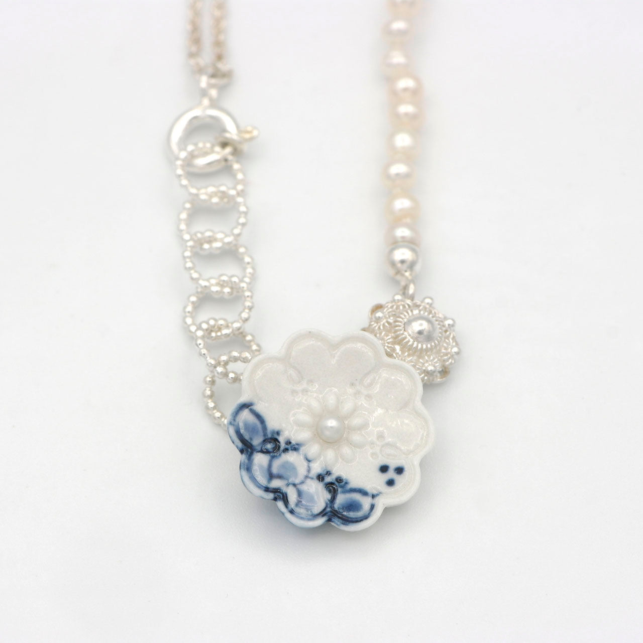 delfts blauw ketting, handbeschilderd met witte parels - Hester Zagt