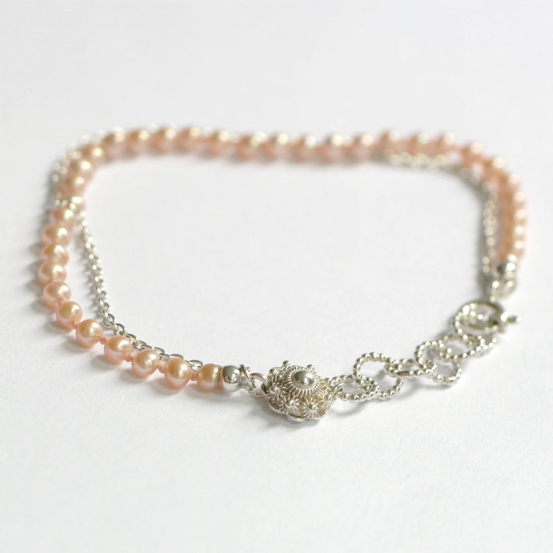 Zeeuwse knoop armband met roze parels - Hester Zagt