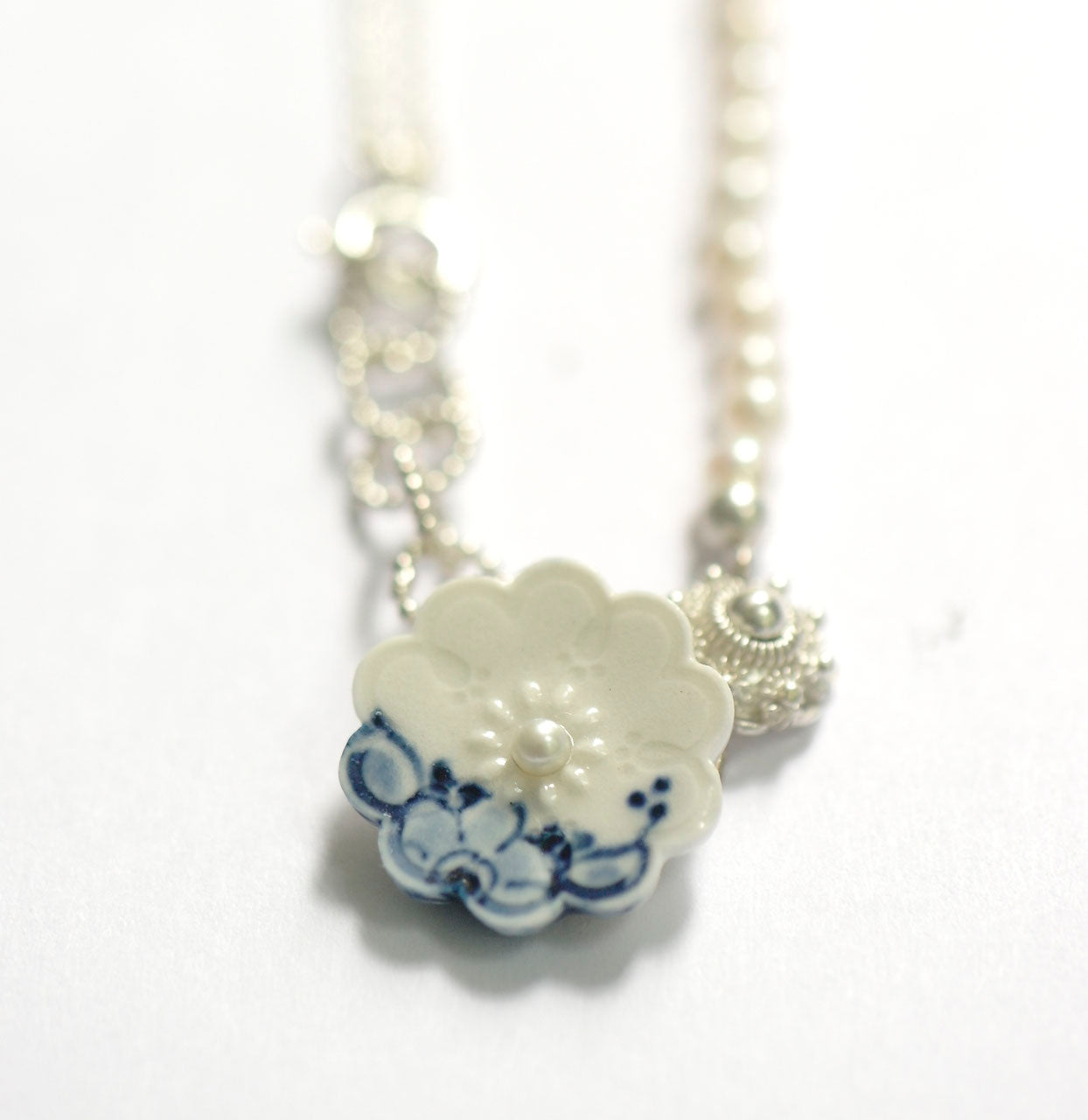 delfts blauw ketting, handbeschilderd met witte parels - Hester Zagt